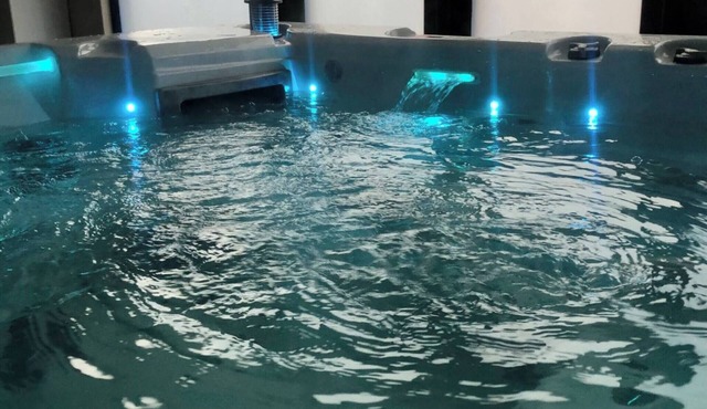 Private Double Bed, Bathroom, Hydro Pool - Part private & shared home