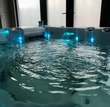 Private Double Bed, Bathroom, Hydro Pool - Part private shared home