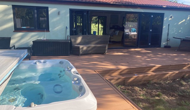 Private Guesthouse, with garden views and jacuzzi