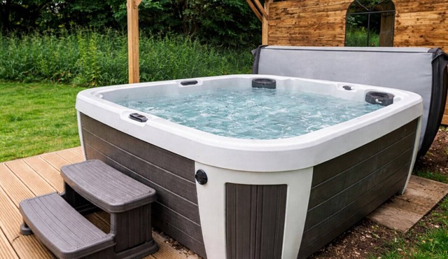 Private hot tub, fireplace and the New Forest on your doorstep