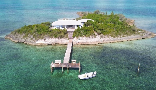 PRIVATE ISLAND:4-bedroom house outside of Hope Town with endless views