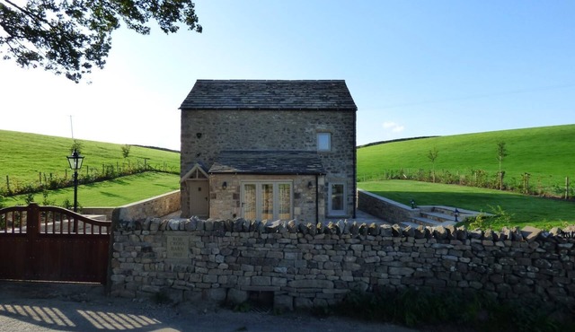 PRIVATE LUXURY Barn Stay with Hot Tub and OUTDOOR ENTERTAINMENT, YORKSHIRE DALES