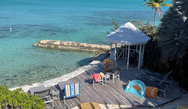 Private Oceanfront Villa, Direct Water Access, Dock Option & Near Town, New Reno