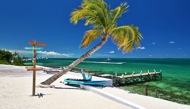 Private Oceanfront, Beach, Hottub and Dock, central location