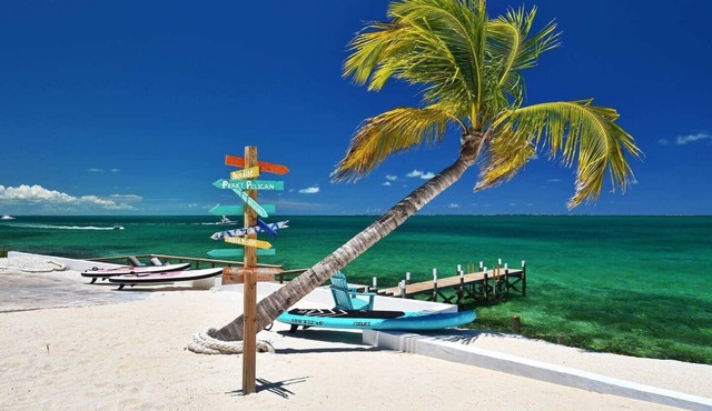 Private Oceanfront, beach, dock and Hottub