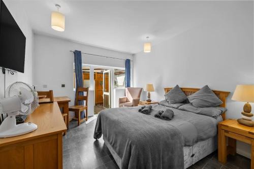 Private quiet ground-floor apartment and courtyard