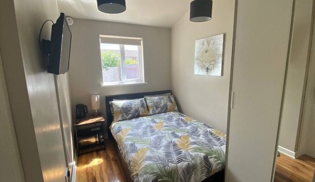 Private room and bathroom with own entrance near Warwick town ctr