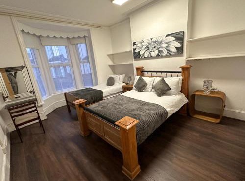 PRIVATE ROOM In TOWN CENTRE FREE PARKING WI FI AND PATIO WITH AA STAY LTD