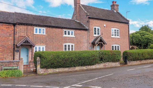PROSPECT COTTAGE, pet friendly, with a garden in Moddershall