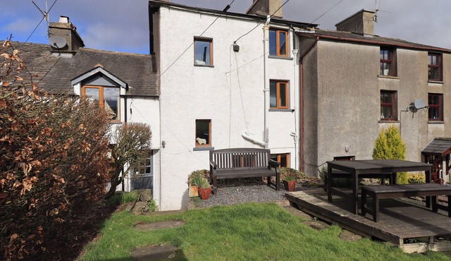 PUDDLE DUCK COTTAGE, pet friendly, with open fire in Spark Bridge