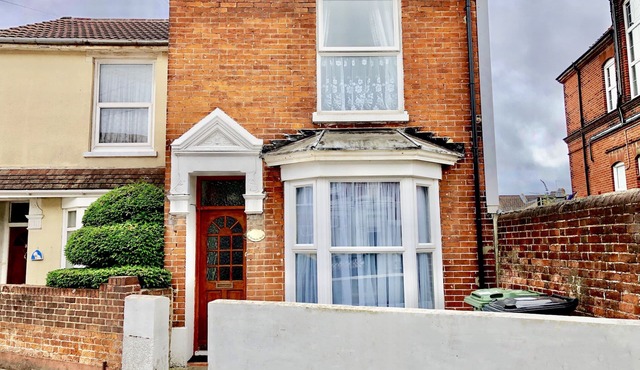Purple Cloud - pet friendly 4 bedroom garden Cottage