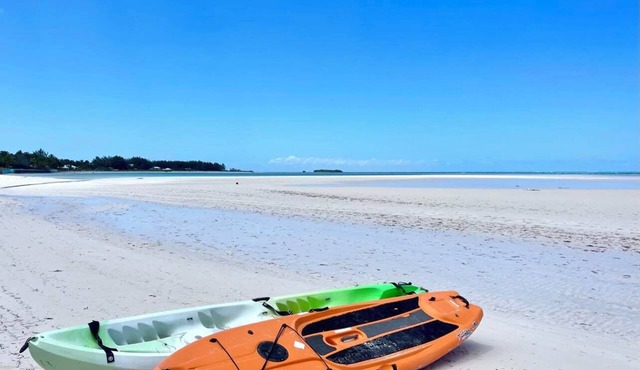 Quaint Cottage, Amazing Views, Free - Motorboat, Kayak, and SUP