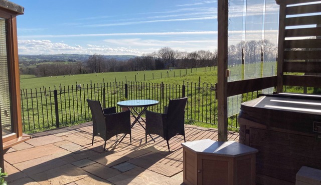 Quakerfield Lodge, with private hot tub Fabulous views