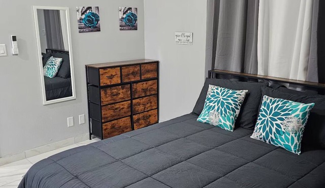 Queen's Court 1-bedroom apartment with fully equipped kitchen - Unit 3