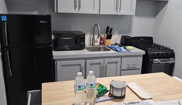 Queen's Court 1 Bedroom apartment with fully equipped kitchen - Unit 4