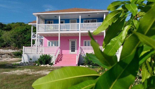 Quiet 2 bedroom apartment near beaches , bars, restaurants/Parking/Garden
