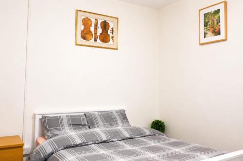 Quiet Double Room with TV, Workspace & Fast Wi-Fi