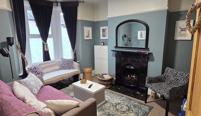 Quiet whole 2-bedroom house near Elizabeth Line & DLR – garden & parking, London