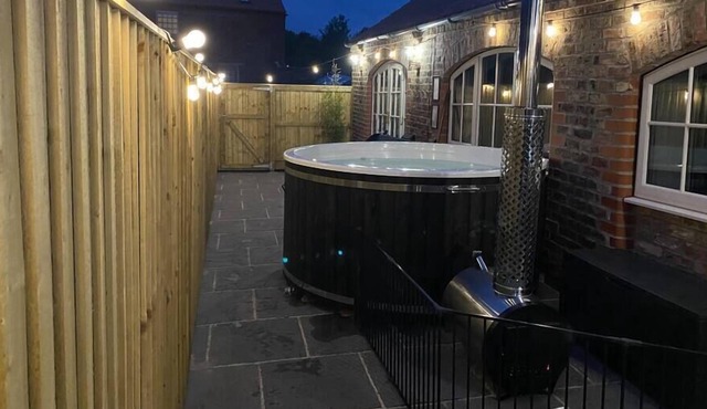 Quirky 3 bed holiday home with Wood-fired Hot-tub