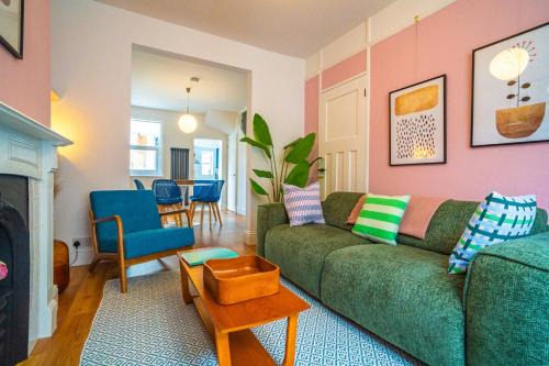 Ramsgate's Stylish 2-Bedroom Cottage - Family Friendly - Sleeps 4 - Near Harbour - Garden - Parking on Street