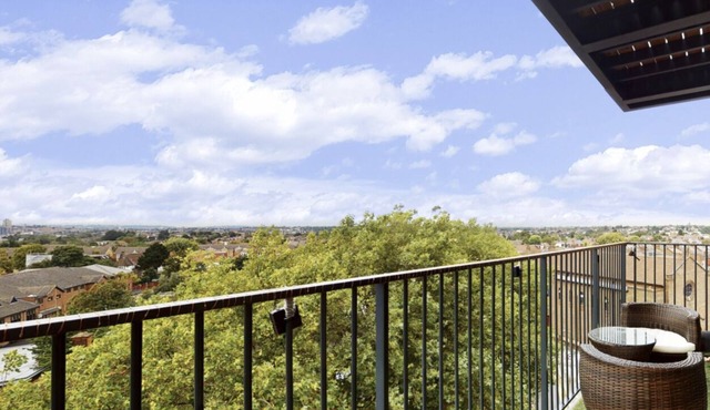 RARELY AVAILABLE! 11 Minutes to KINGS CROSS! Bright & Spacious Apartment Zone 2