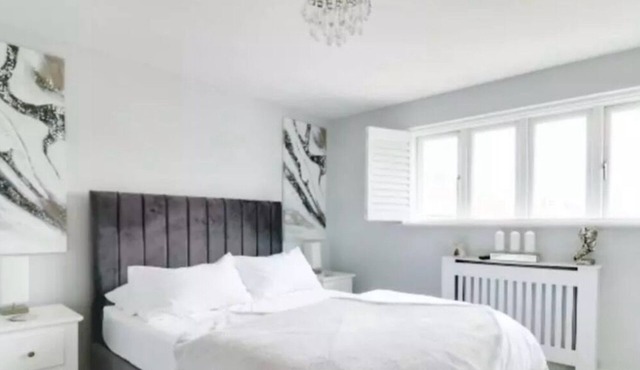 Recently renovated, modern house. Next to train station. 30 minutes to London.