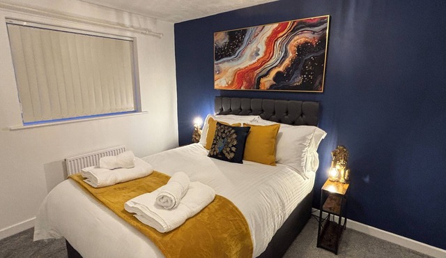 Red Door Retreat| Speke Airport | Parking | Sleeps 5 | family| contractors