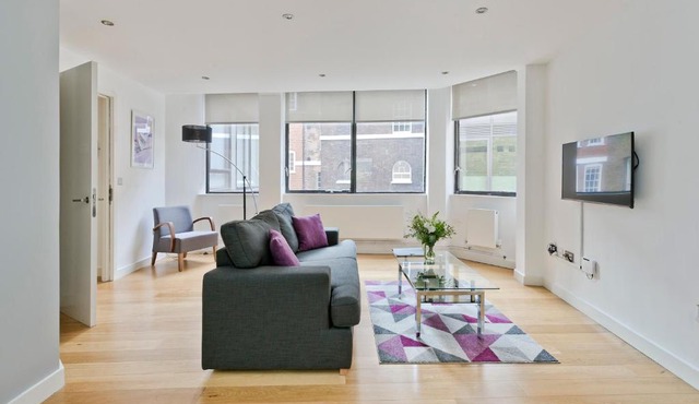 Red Lion Court by City2Stay