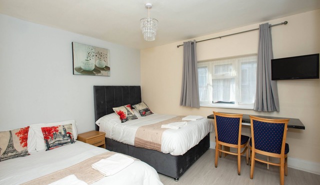 *REDUCED* Compact Studio 20 minutes to London via fast train