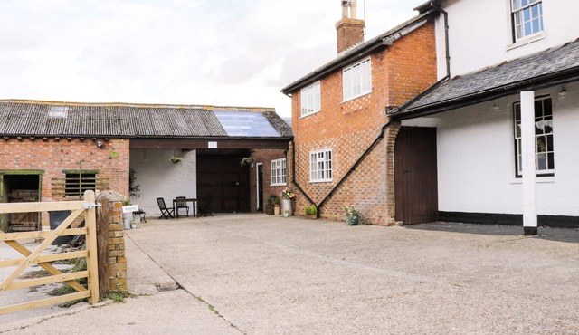 REDWOOD COTTAGE, family friendly, with a garden in Kimbolton