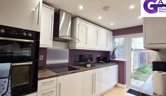 Relax in Style at Palm Trees House: : Close to Cambridge and Local Hotspots