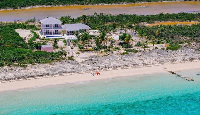 Relaxation, Seclusion and Luxury - beachfront and poolside