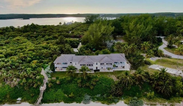Remodeled Lux Condo Directly on Windermere Beach - Club Privileges