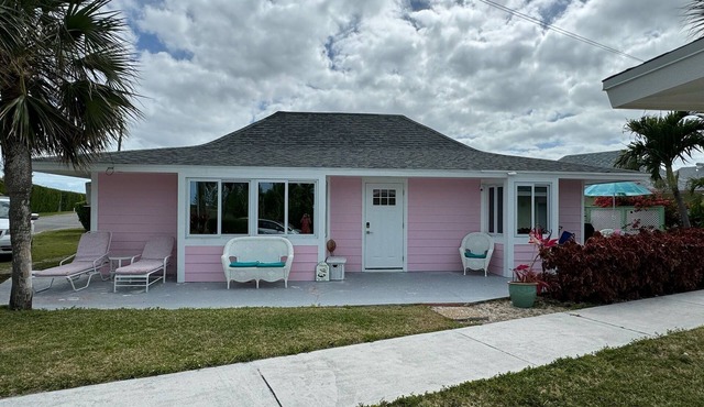 Renovated Beach Villa 671. Steps away from the beach. Sleeps 6. WiFi. Laundry