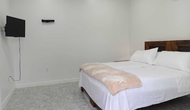 Rest Easy Nightly Rental Charming 1-bedroom with AC, WiFi in Marsh Harbour