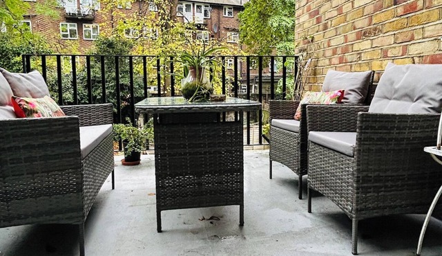 Retro Kensington Olympia 2 Bed/2 bath Home with green balcony terrace!