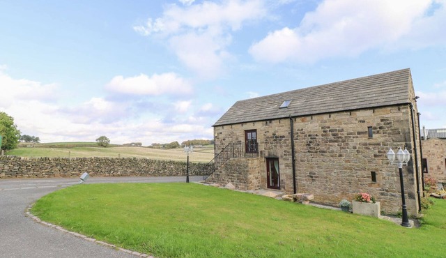 RIBER VIEW BARN, pet friendly in Ashover