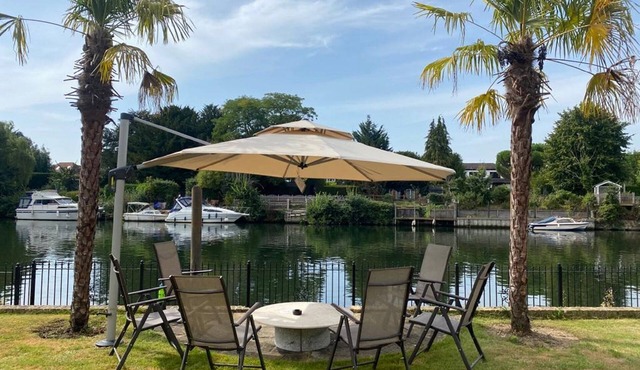 Riverside 4 Bedroom House In Wraysbury near Windsor Staines