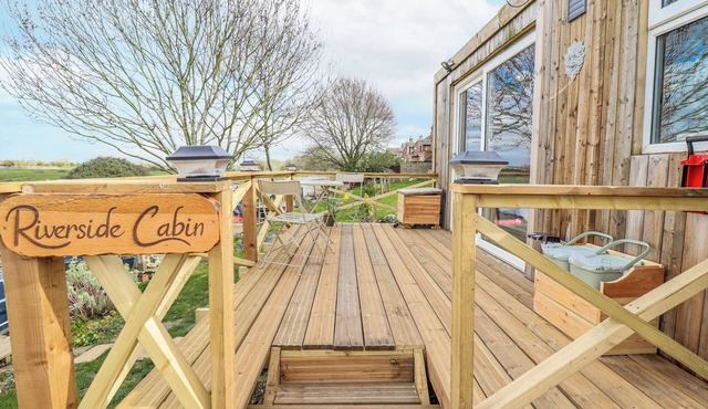 RIVERSIDE CABIN, pet friendly in Peterborough