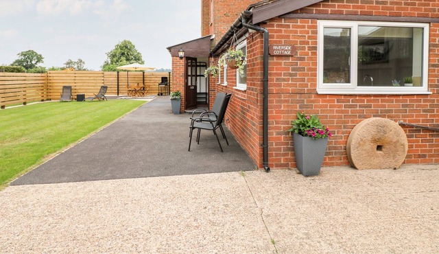 RIVERSIDE COTTAGE, pet friendly, with hot tub in Hatton, Derbyshire
