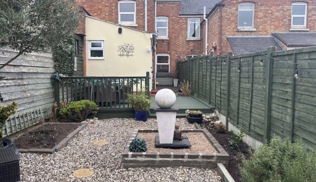 Riverside Town within easy reach of Cotswold Villages. Family friendly