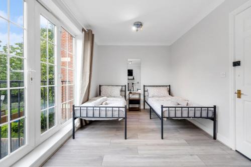 Riverview, studio style room near station R3