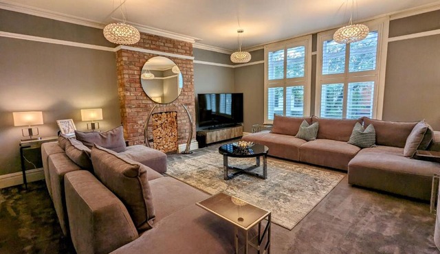 Robert Bolt House, Free Parking, 1 Minute to Metrolink