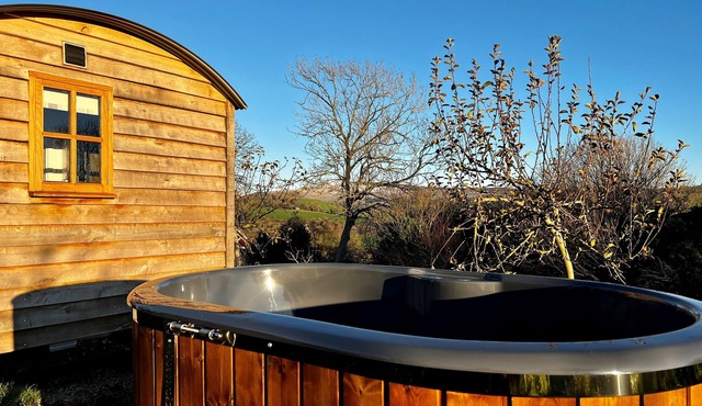 Robins Retreat - orchard with hot tub - see extras