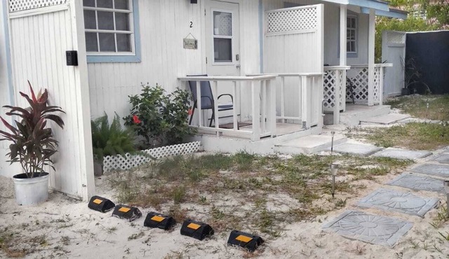 Rock Sound 2BR |Snacks, A/C + Walk to Eats