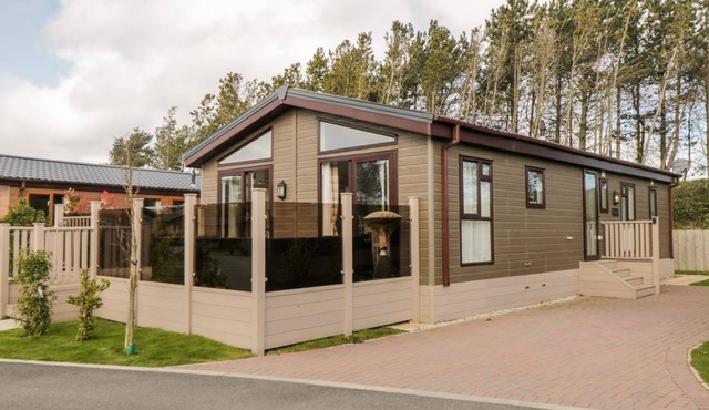 ROCKPOOL RETREAT, pet friendly, luxury holiday cottage in Hinderwell