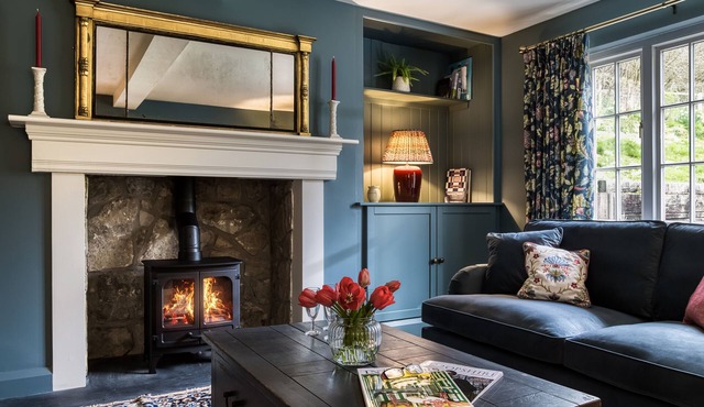 Roft Bank Cottage - sleeps 6 guests in 3 bedrooms