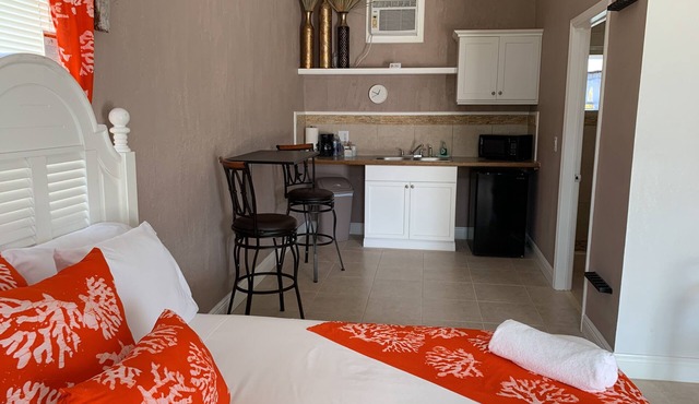 Rolle's Place Cabanas/Fresh Creek Property on Andros! WIFI/Cable/Kitchen/AC
