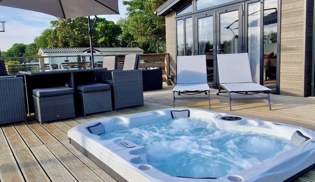 Rolo's Dog Friendly Lakeside Lodge With Hot Tub