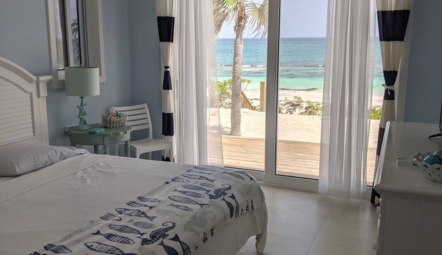 Romantic Cottage directly on the Beach!